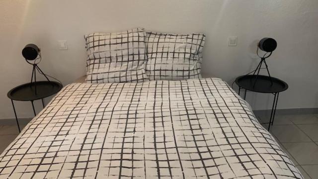 Apartment Sur Pte Cour, Rez De Chaussee, Wifi, Clim *