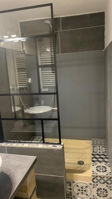 Sur Pte Cour, Rez De Chaussee, Wifi, Clim Vedène